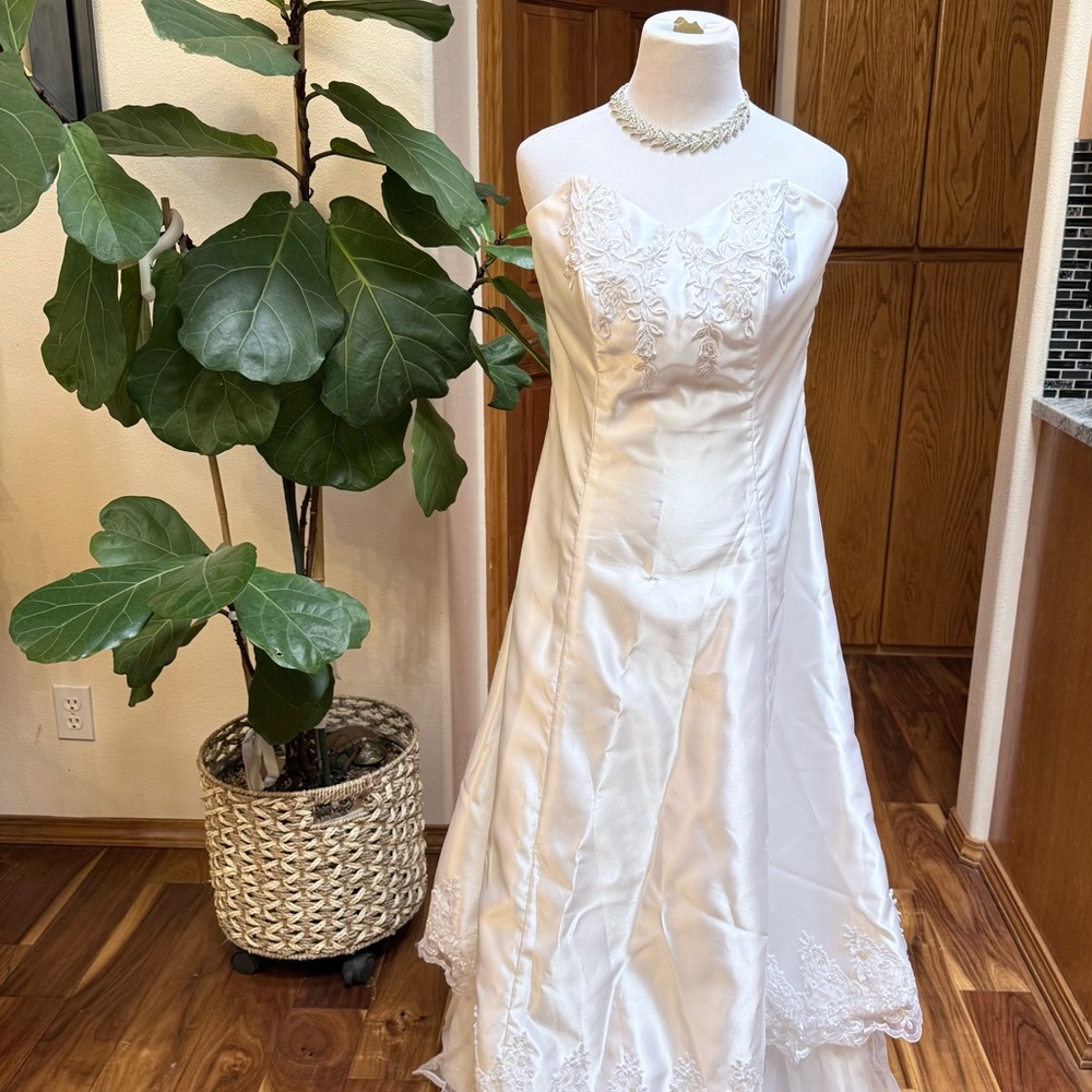 Elegant White Strapless Wedding Dress